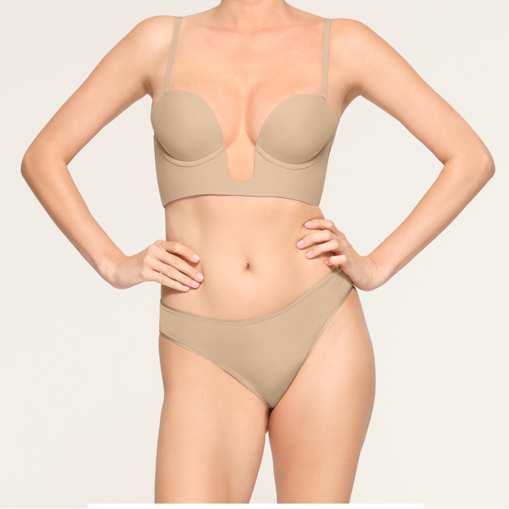 NWT Skims Deep Plunge Bra